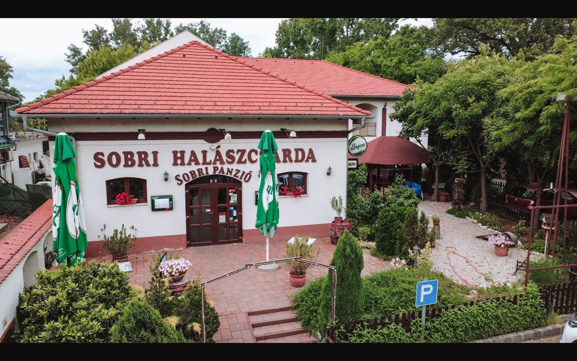 Sobri Halaszcsarda Es Panzio バヤ エクステリア 写真